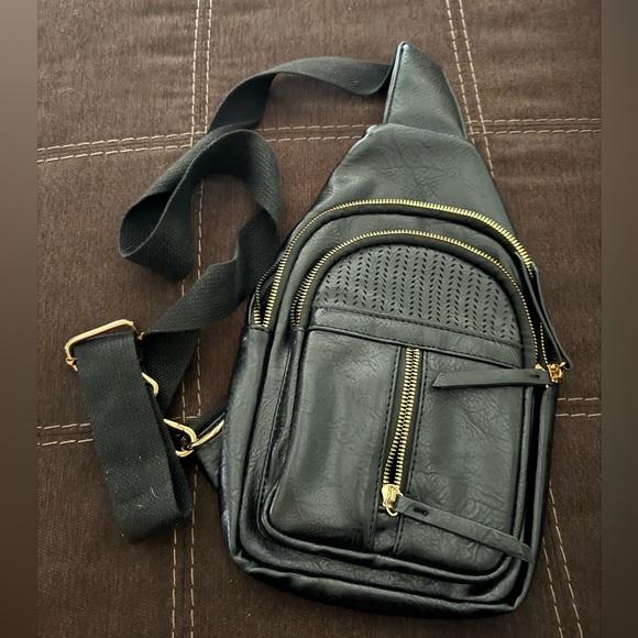 Cross Body bag - Picture 1 of 3